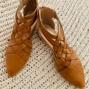 Women’s zip back open side shoe.